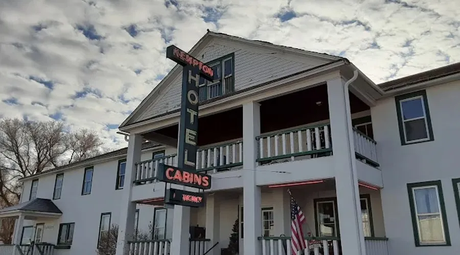 The hotel's neon HOTEL and CABINS sign against a cloudy sky